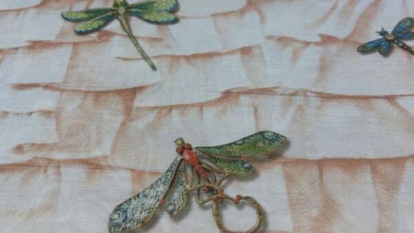 Detail van de libellenprint op voile stof &ndash; Stoffenland