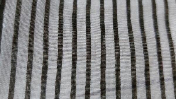 Luchtige voile stof met zwart-witte strepen uit de couponbak