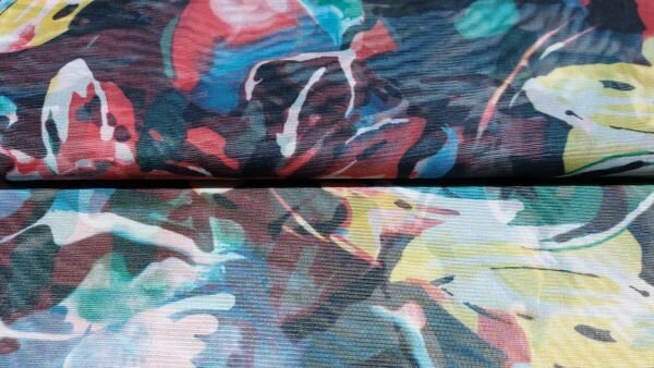 Couponstof met bloemenprint in rood en blauw &ndash; chiffonlook