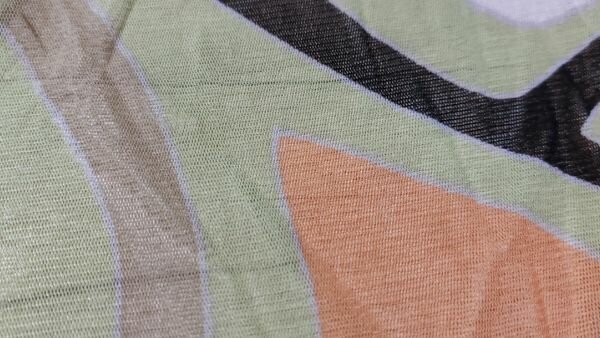 Groene chiffon stof met mooie figuren