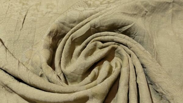 Detail van krinkelstof met subtiele figuren &ndash; perfect voor zomerkleding