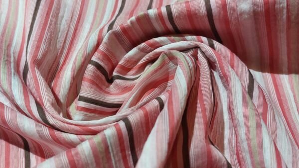 Roze bruine chiffonachtige stof met strepen close-up
