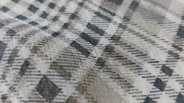 Voile stof met ruiten zwart beige ecru close-up