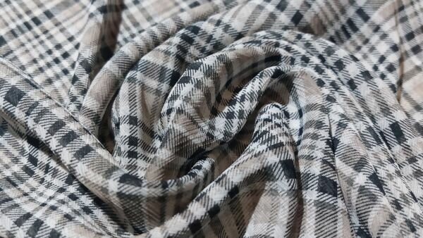 Voile stof zwart beige ecru geschikt voor kleding en accessoires