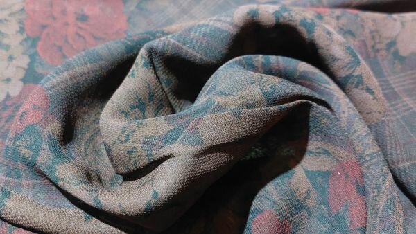 Roodbruine voile stof met bloemen en ruiten close-up