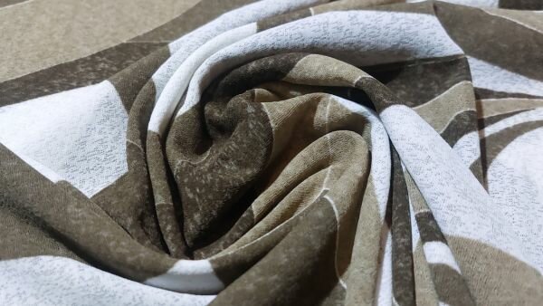Chiffonachtige stof met krullen in wit beige bruin close-up