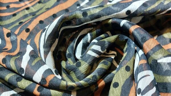 Chiffon camouflageprint met getufte stippen close-up