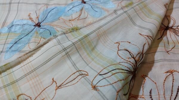 katoenen-stof-met-embroiderie