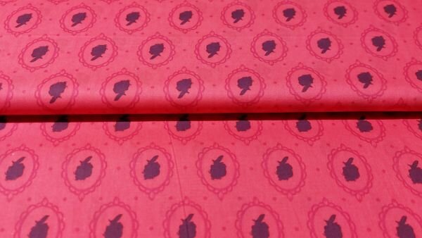 Rode katoenen stof met getekende portretten	