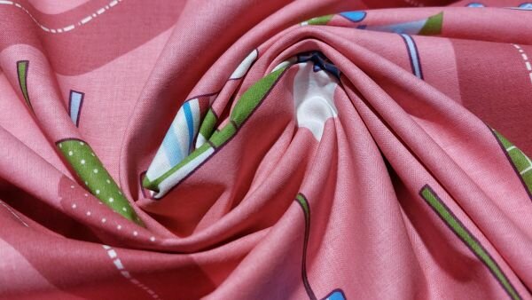 Detail van panda&rsquo;s op roze katoenen stof