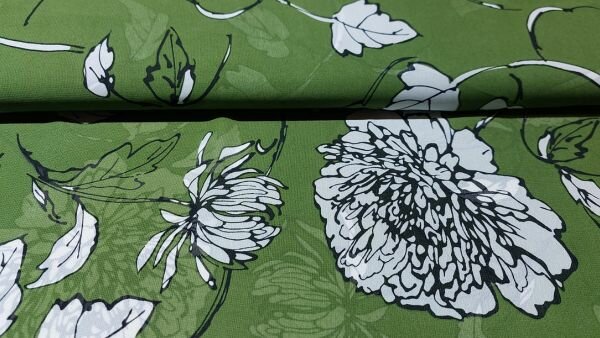 Bosgroene voile stof met zwart wit bloemenmotief