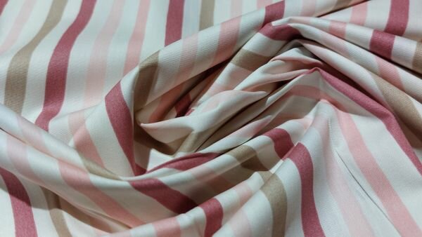 Ecru stretch katoen met roze en beige strepen close-up	