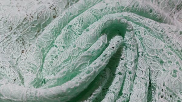 Detail kant met bloemen in mintgroen
