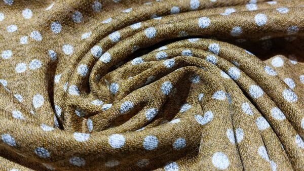 Luxe gouden jacquard katoen met subtiele stippen