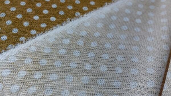 Luxe gouden jacquard katoen met subtiele stippen