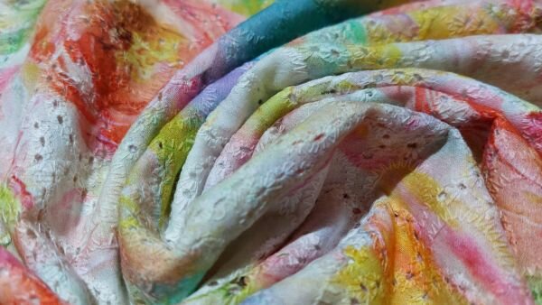 Katoenen borduurstof verwerkt in zomerkleding	
