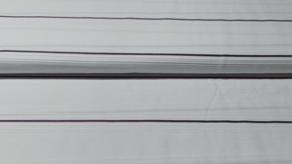 Wit bordeauxrode katoenen stof met embroiderie strepen detail
