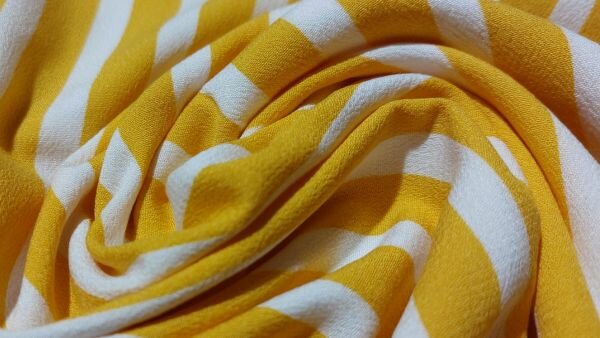 Geel wit gestreepte viscose cr&ecirc;pe detailstof	