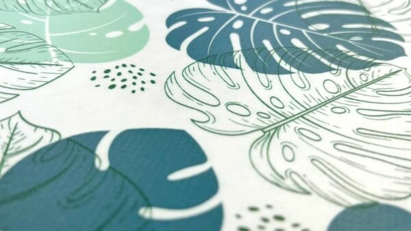 Detail van bladerenprint op tafelzeil