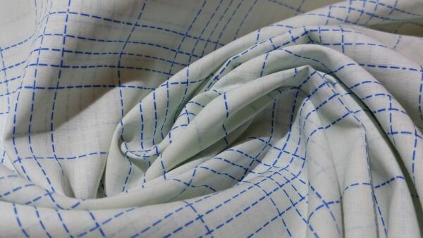 Ecru voile katoen met blauw ruitjespatroon