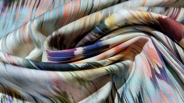 stof met cornery flower print en stretch