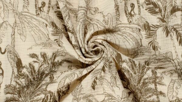 Taupegrijze mousseline stof met jungleprint gedraaid