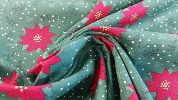 Detailprint rode edelweiss en hulstbladeren op groene kerststof