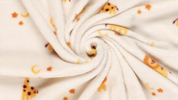 Zachte fleece stof met dierenprint - gebroken wit met kleurige details