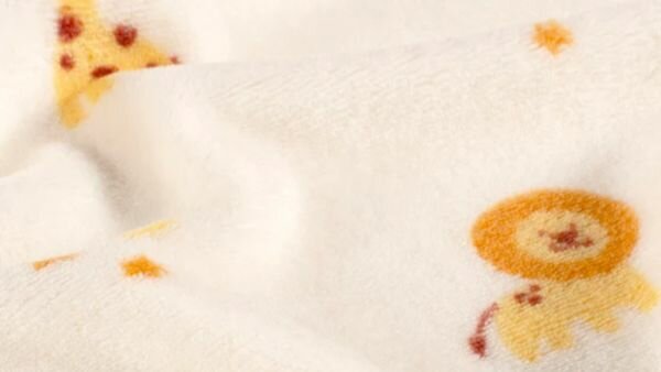 Gebroken witte fleece stof met giraffen en leeuwtjes - close-up