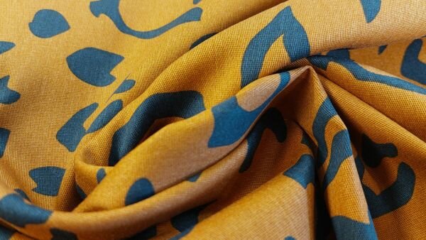 Denim stof luipaardprint bruin zwart close-up