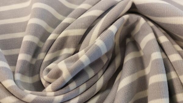 Gestreepte polyester tricot stof in grijs en wit close-up