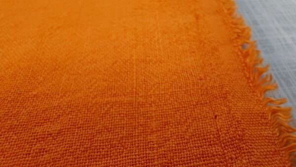 Close-up structuur van oranje linnen-look polyester stof