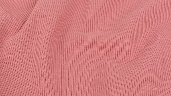 Rib jersey oud roze &ndash; close-up van de ribbelstructuur en katoenweefsel