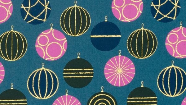 Close-up goudfolie details op blauwe kerstballen print, perfecte tekstuur voor hobby naaisters in de regio.
