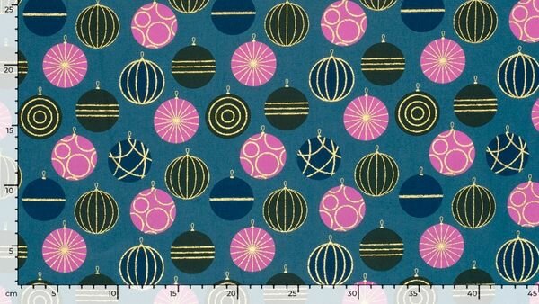 Kerststof in actie: petrol blauwe katoen met schitterende ballen, gebruikt voor een zelfgemaakt kussen of rokje.