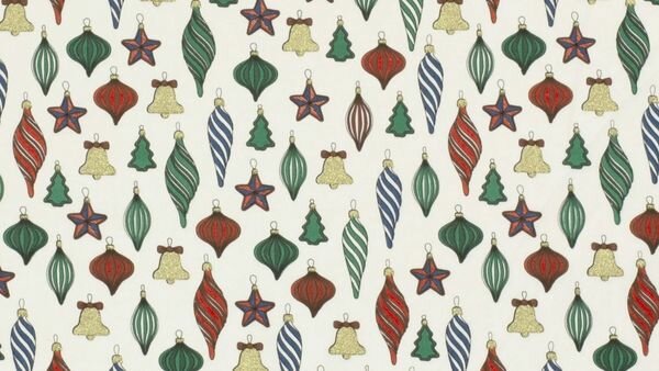 Close-up goudfolie print kerstballen op gebroken wit katoen