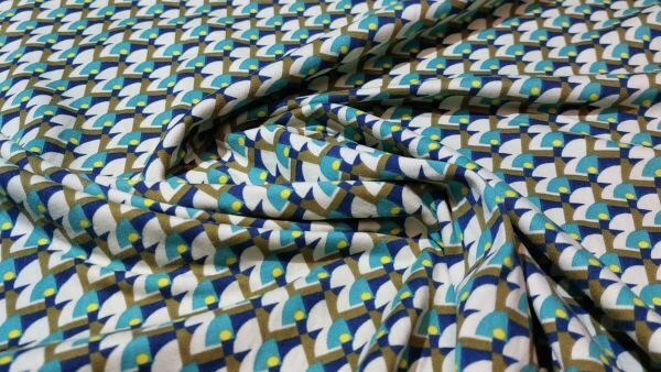naaien met  prachtige polyester tricot stof met abstract motief in groen, geel, blauw en kaki.