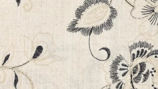 close up van linnen stof Florals geborduurd