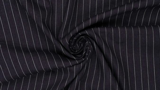Donkerblauwe viscose linnen stof met streep close-up