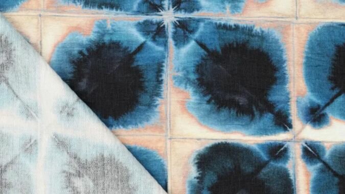 Viscose stof met blauwe batik vierkanten