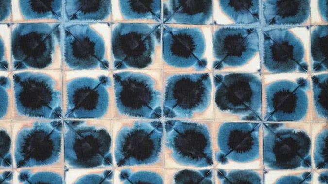 Blauwe viscose modestof grafisch dessin