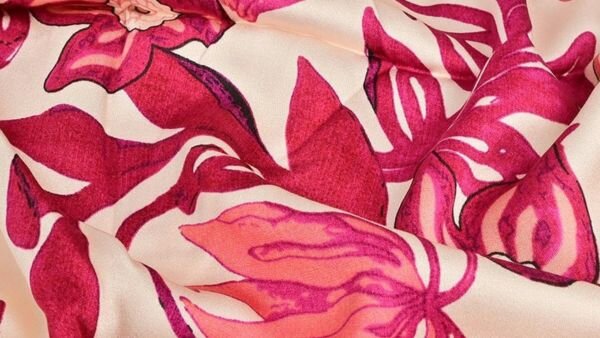soepele ecru viscose stof met roze bloemen