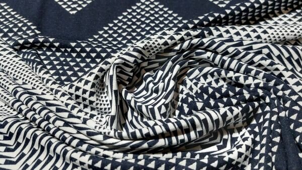 Bestel Zwart witte viscose jersey stof met driehoeken