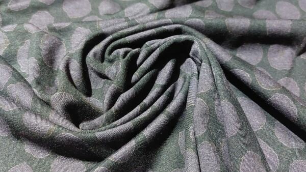 Naaien met Zwarte viscose jersey met donker paarse cirkels