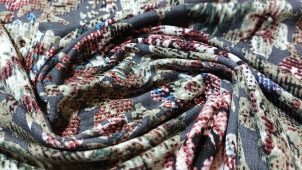 Bestel Bontgekleurde viscose tricot met bloemen motief voor het naaien van kleding