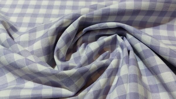Luchtige katoenen ruitjesstof in lila en wit, ideaal voor naaiprojecten