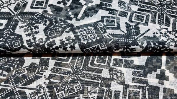 zwart-witte chiffon stof met Inca motief	