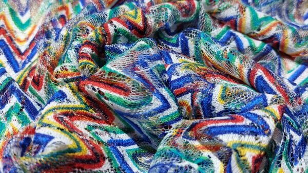 Mesh couponstof kleurrijke zigzag lijnen	