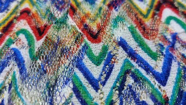 Mesh couponstof kleurrijke zigzag lijnen	