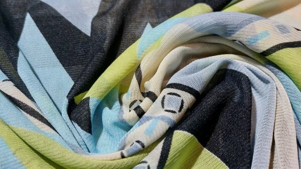 Chiffon couponstof abstract patroon ecru blauw groen zwart	